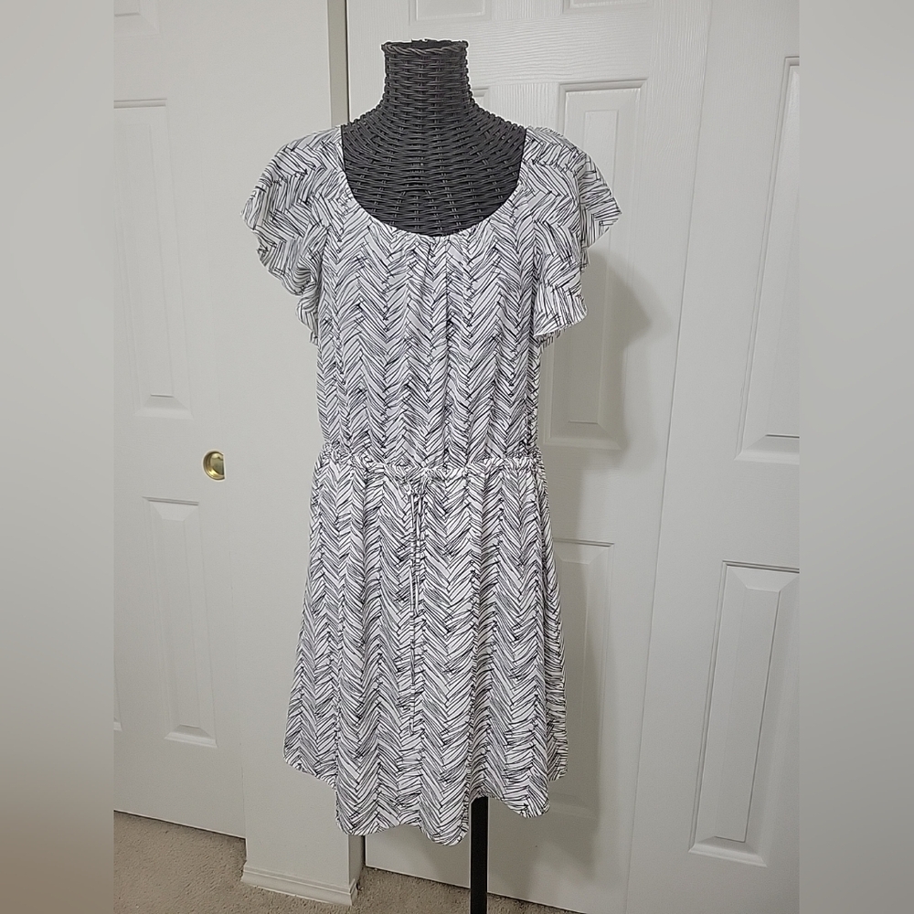 Neesha dress Size L NWT Black And White